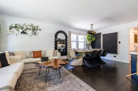 Haus Of Hues: MDRN Bright Peaceful Private Apt Отели в г. Эванстон