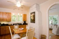 Charming 2BR/2BA Guest House on Historic 2 acres in downtown Summerville!