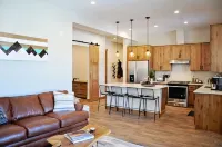 BRAND NEW Contemporary 2 BR near Winter Park Ski Resort on Shuttle w/priv hottub