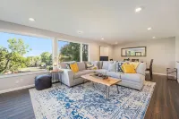 Updated 4bdr with VIEW of Flat Irons & hot tub. Hotels in Wheat Ridge