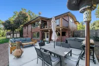 Updated 4bdr with VIEW of Flat Irons & hot tub.
