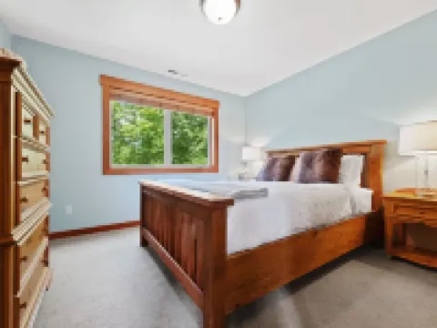 Family Fun Getaway w/Pool, Private Hot Tub, Games & BBQ! Hotels in Ronald