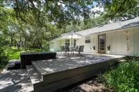 Beachie Cottage with luxury Spa, steps to the beach.