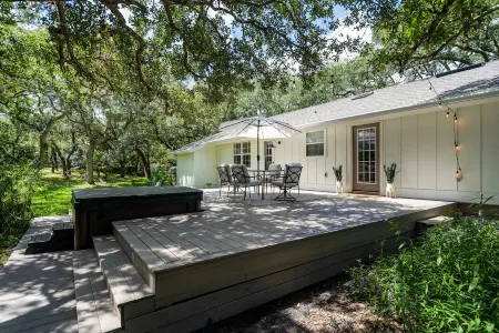 Beachie Cottage with luxury Spa, steps to the beach.