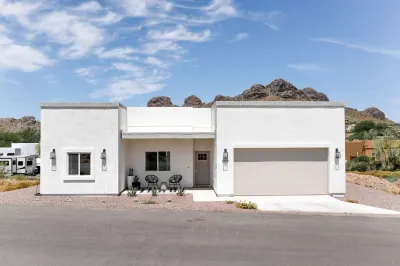 Newly Built Home with Mountain Views perfect for your next Desert Escape Hotels near Goldfield Ghost Town and Mine Tours Inc.