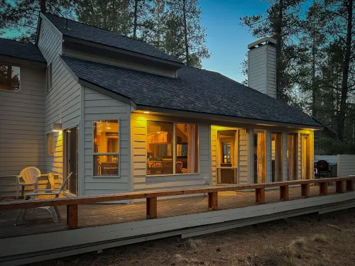 Fantastic location! Hot Tub, AC, SHARC passes, bikes and a great deck!