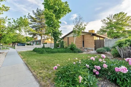 Heated Pool & Hot Tub Open All Year with King Beds, Bar & Much More