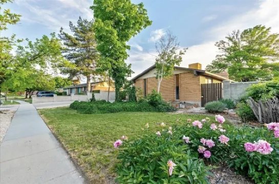 Heated Pool & Hot Tub Open All Year with King Beds, Bar & Much More