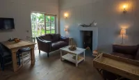 Remote & awe-inspiring Sealgair Cottage. Pet-friendly, log burner, lochside. Hotel di Strathcarron