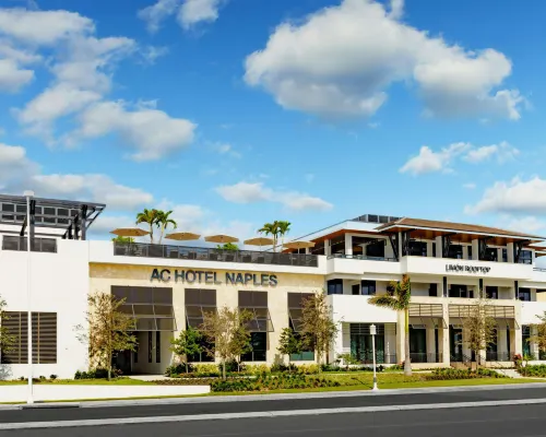 AC ホテル バイ マリオット ネイプルズ 5TH アベニュー ネープルズのホテル