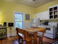 The Shabby Chic Studio - Cute 1-Bedroom Close to UNC! 查塔姆縣酒店