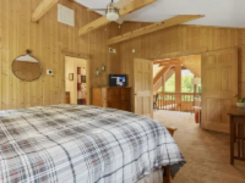 Beautiful cabin with mountain views, hot tub, game room. 1 mile to Lake Lure 雷克路爾酒店