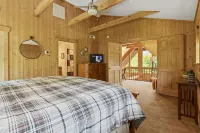 Beautiful cabin with mountain views, hot tub, game room. 1 mile to Lake Lure