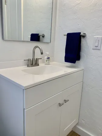 “The Sequel” - King bed - Renovated - near IMG Отели рядом с достопримечательностью «Биг Фиш»