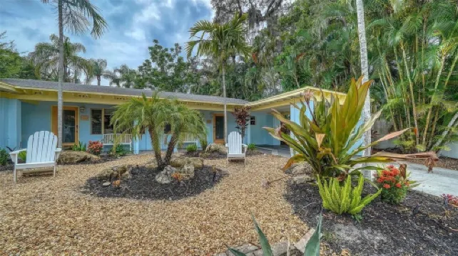 Tropical Heart Villa is Walking Distance to Downtown and a 5 Min Drive to Beach!