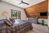 A-Frame of Mind in tranquil Lead with AC, WiFi, hot tub and outdoor pool access