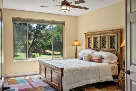 Red Rock Views! Pool~Pickleball~Hike~Golf, Deck Overlooks the 9th Green! Sedona