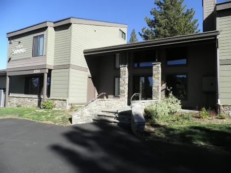 Summit Condo by Eagle Lodge Отели в г. Маммот-Лейкс