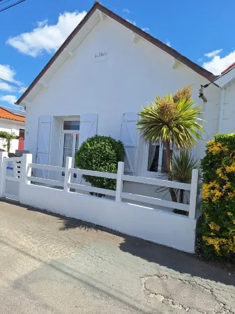 "LES BLEUETS" VILLA FOR 6 PEOPLE 3 BEDROOMS NEAR BOISVINET BEACH Отели в г. Сен-Жиль-Круа-де-Ви