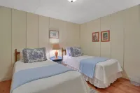 East Cavalry Red House<br>3 bedrooms 3 full baths sleeps up to 12