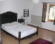 Large farmhouse with four bedrooms Hotels in Les Plantiers