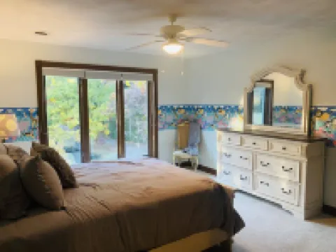 10,000 Sq. Ft. Home on 15 hunting acres with an in-door pool and sauna Hotels in Lyons