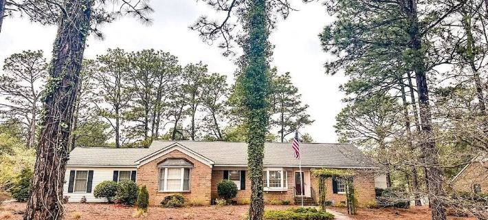 Golf Front home on Pine Needles. 4 King Beds : 5 miles from villages Hotels in Moore County