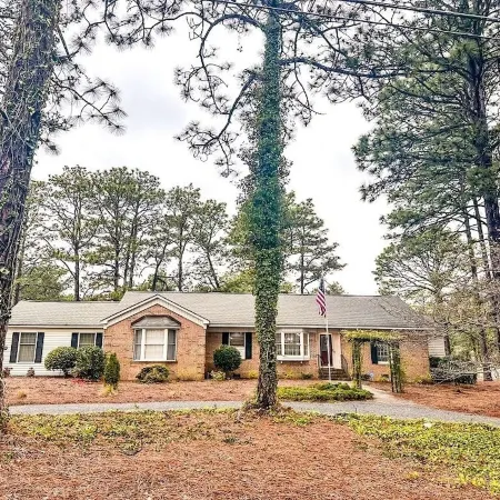 Golf Front home on Pine Needles. 4 King Beds : 5 miles from villages