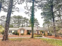 Golf Front home on Pine Needles. 4 King Beds : 5 miles from villages Отели рядом со станцией Southern Pines Amtrak Station