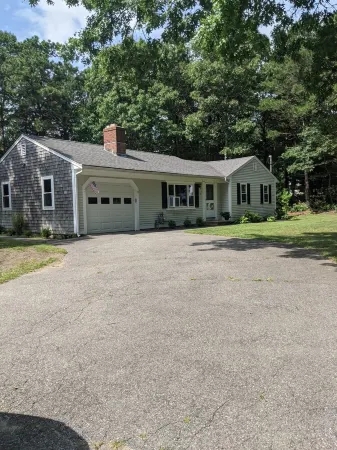 3-bedroom vacation home just minutes from Cape Cod Beaches Отели в г. Сандуич