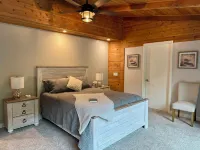 Trinity River Modern Farmhouse: Private Boat Launch, Fire Pit, outdoor games トリニティのホテル