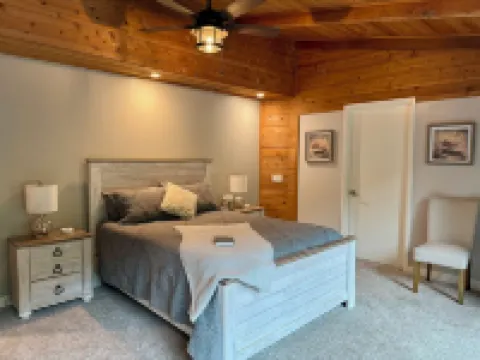 Trinity River Modern Farmhouse: Private Boat Launch, Fire Pit, outdoor games
