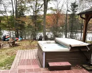 Lakefront Cabin: Romantic Hot Tub, Kayaks, Dock & Gardens -Owls Nest Deep Creek