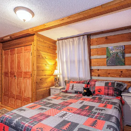 Whiskey Run Cabin: Hot Tub, Spectacular Mountain Views, Private, Easy Access