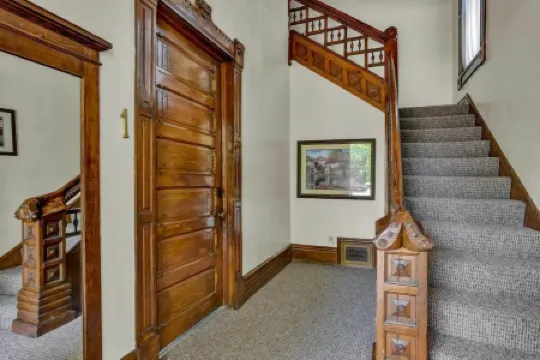 Craftsman charm King Bedroom Private Condo Unit walk to hospital &  capitol