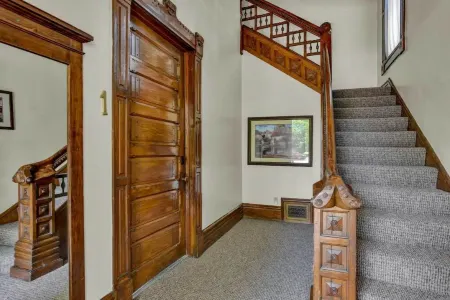 Craftsman charm King Bedroom Private Condo Unit walk to hospital &  capitol Отели в г. Топика