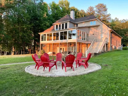 💥PARADISE POINTE: 2 Floors, 4 BDR, 7 Beds,  Guests, PET FRIENDLY 🥇