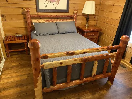 Cabin 3 is a Quiet log Cabin on Lookout Mountain 2 bedroom 2 bath Отели в г. Дейд