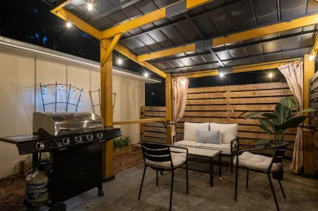 Modern Home Near UF, Stadium - Private Gazebo, Pets!