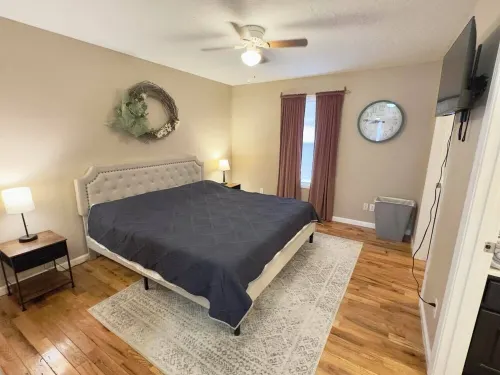 Peaceful Townhouse Near Lake