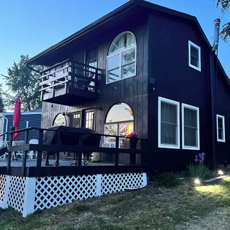 Charming Waneta Lake Front Cottage! Kayaks! Wine Country Flx