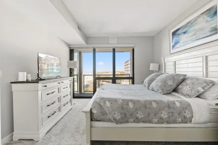 "Hope of Evanston" 180°view, 2BDR +2Bath Urban luxury Отели в г. Эванстон