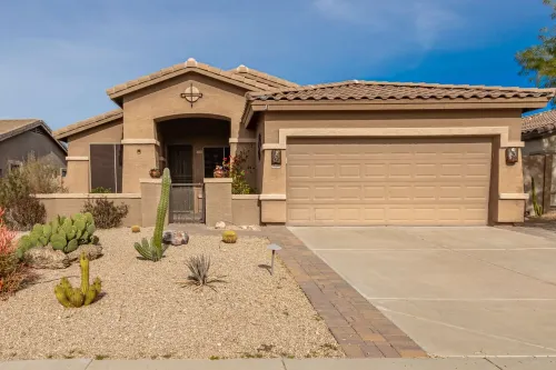 Clean, quiet, comfy and charming in beautiful Estrella Mountain Ranch!
