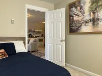 Tidy 2-Bed w/ Parking!🚗Wine!🍷UNH👩🏻‍🎓 Hotels in 
