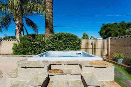 ⭐️ Outdoor Oasis - Heated Pool + Spa Near Old Town Отели рядом с достопримечательностью «Зоопарк Финикс»