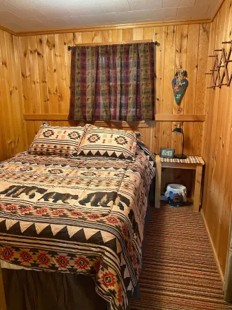 Year round cozy cabin on Trout haven Pond, close to trails & Lake St. Helen