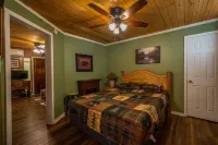 Whispering Pines Cabin with Hot Tub in Ruidoso