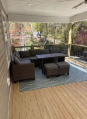 NEW house nestled in a quiet area. Has hot tub & game room. 5 min to down town.
