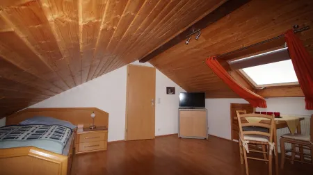 Vacation Apartment for up to 6 People with Sunny Courtyard, Garden and Pool Отели в г. Нойштадт