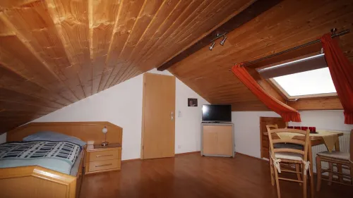 Vacation Apartment for up to 6 People with Sunny Courtyard, Garden and Pool